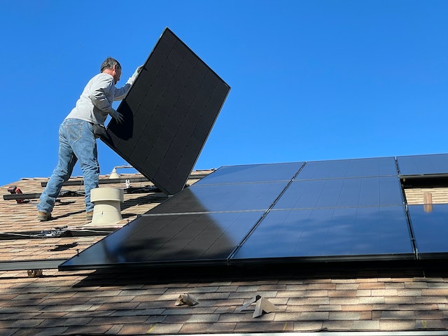 Welke vergunningen of toestemmingen zijn er nodig voor de installatie van zonnepanelen?